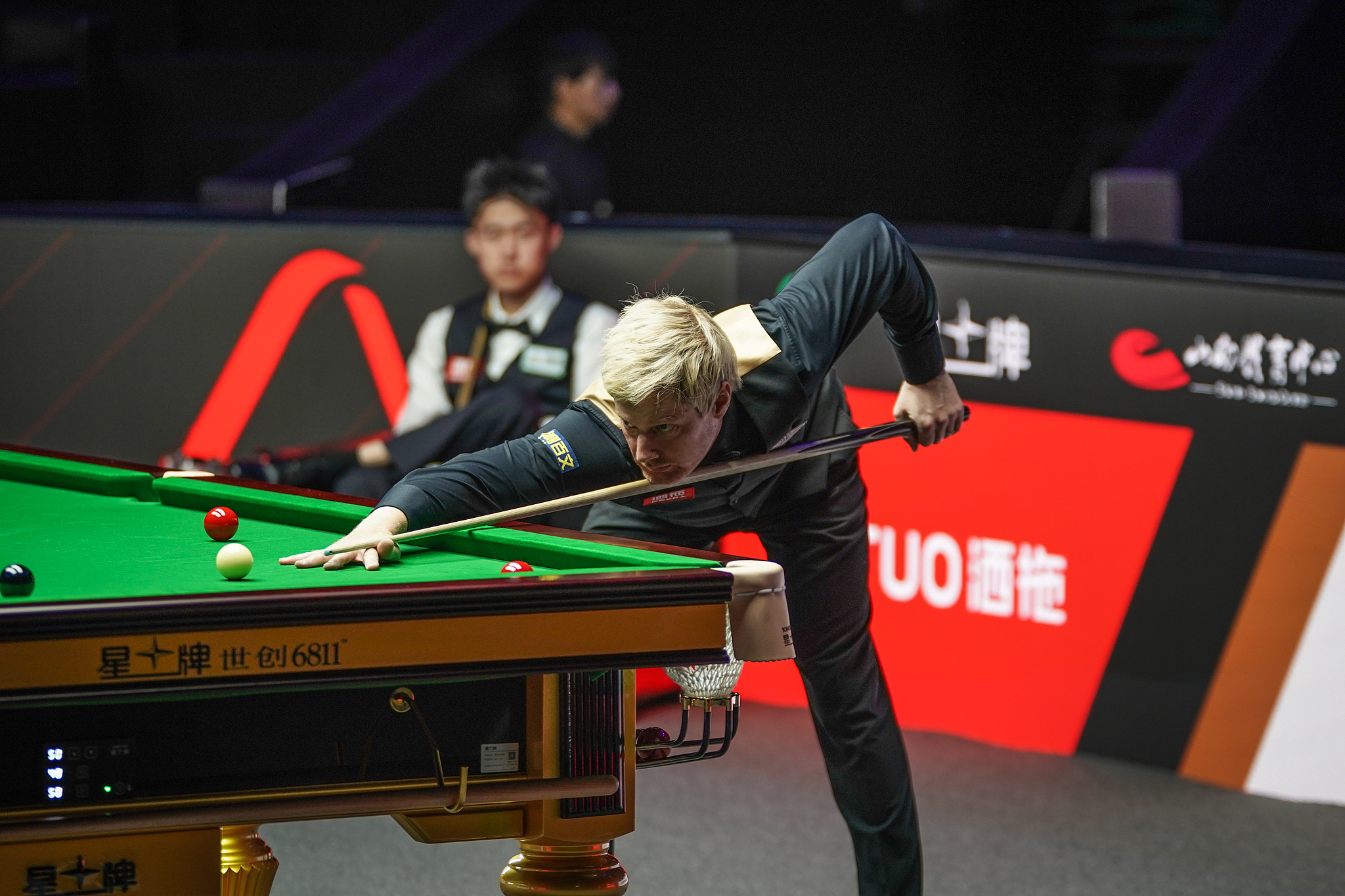 Australia's Neil Robertson takes a shot against China's Chang Bingyu during a first-round match at the WST China Open in Taiyuan, Shanxi Province, China, August 10, 2026. /VCG