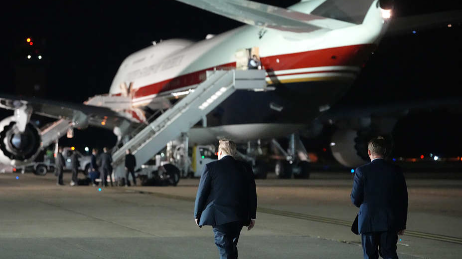 President Donald Trump switches planes at US Air Force Base, RAF Mildenhall in Suffolk Eastern England, on his way back to Washington from the NATO summit in Ankara, Türkiye, July 8, 2026. /VCG