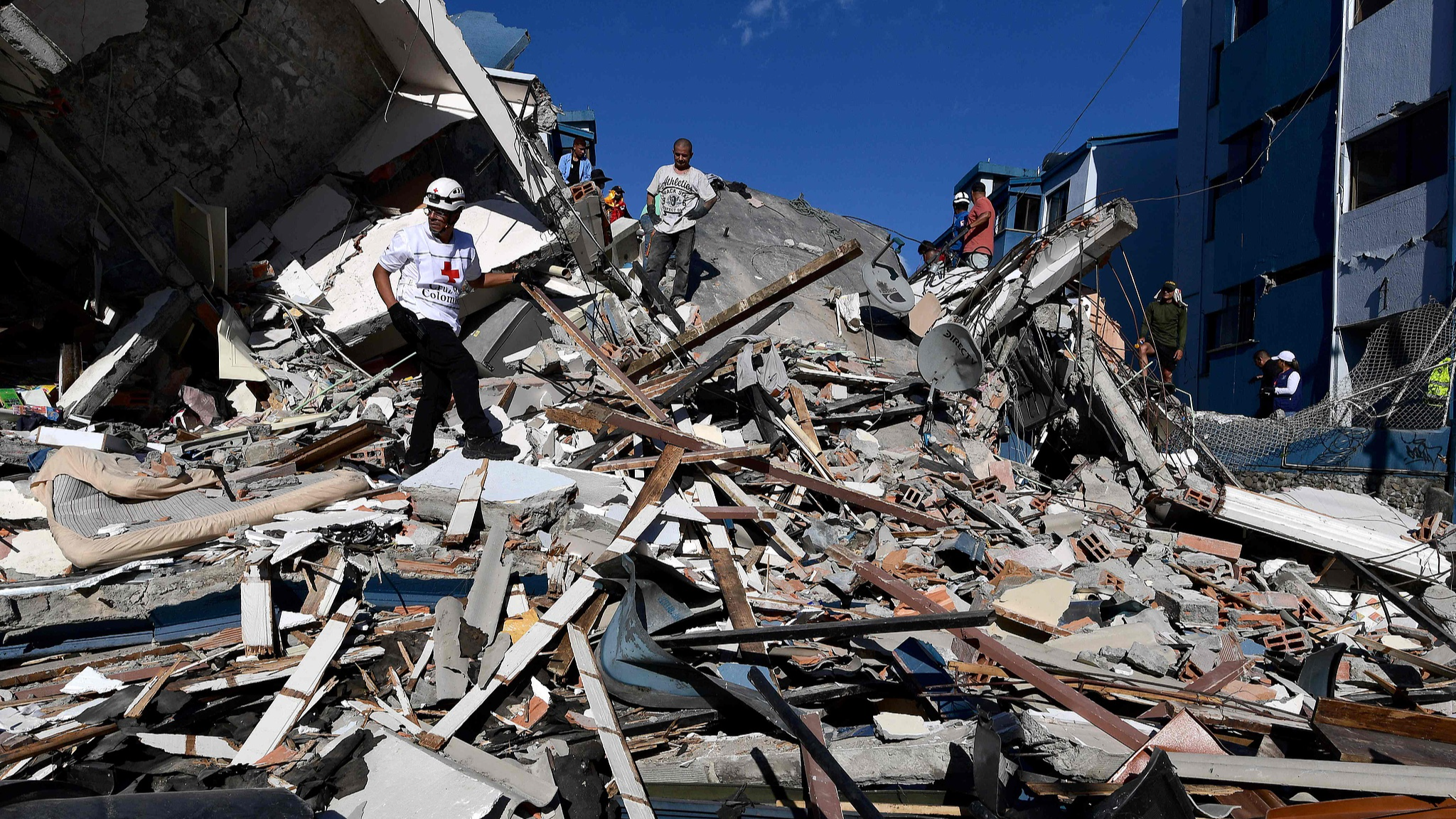 Rescuers look for survivors amid the rubble of a collapsed building after an earthquake in Pereira, Colombia, August 10, 2026. /VCG