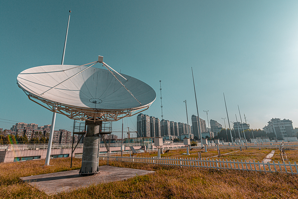 A radar antenna at a Fengyun-4 meteorological satellite ground receiving station in Nanjing, Jiangsu Province, China. /VCG