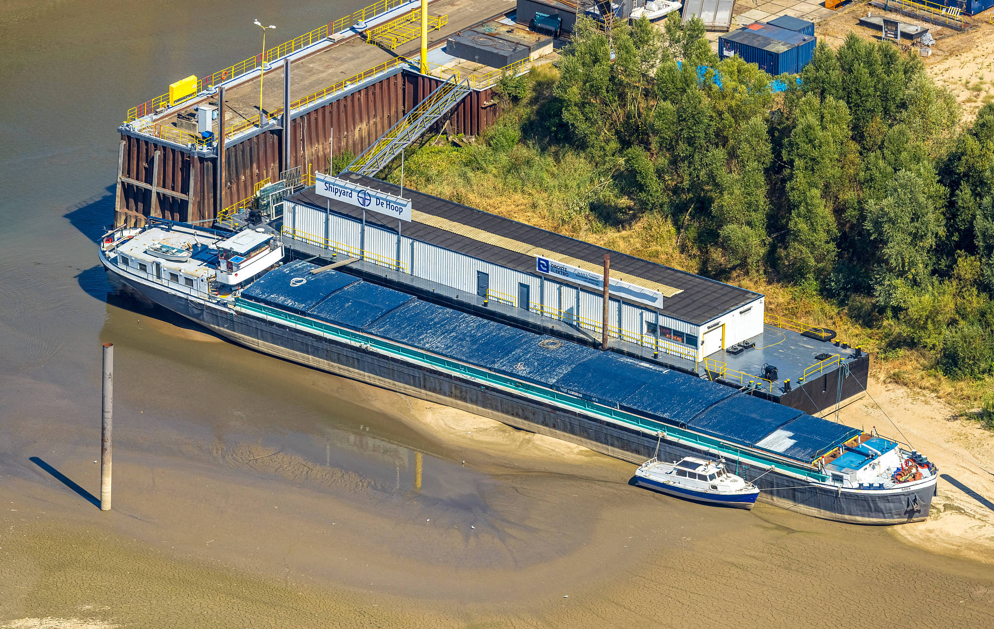 A cargo ship is stranded in the Rhine at Spijk and Tolkamer, the Netherlands. /VCG