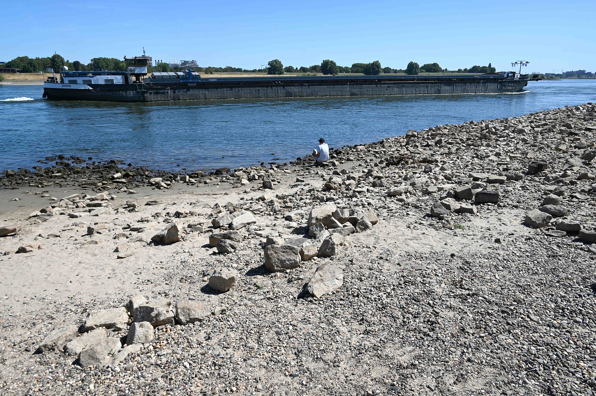 The dried-up bank of the Rhine in Duisburg, Germany, August 11 2026. /VCG