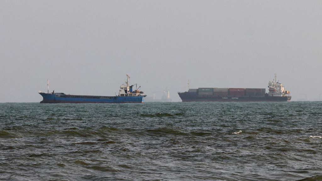 New attacks on shipping as Iran war talks hit fresh impasse