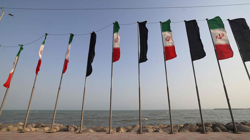 Iranian flags flutter along the corniche seafront of the port city of Bandar Abbas, southern Iran, August 10, 2026. /VCG