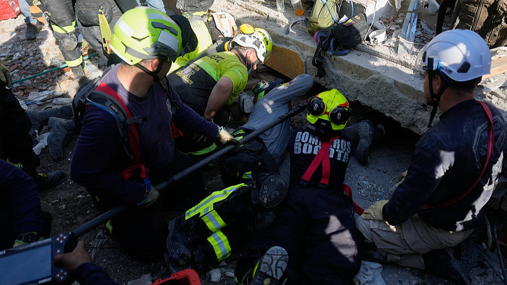 Rescue workers use a device to search for signs of a survivor believed to be trapped beneath the rubble the day after an earthquake struck Pereira, Colombia, August 11, 2026. /VCG