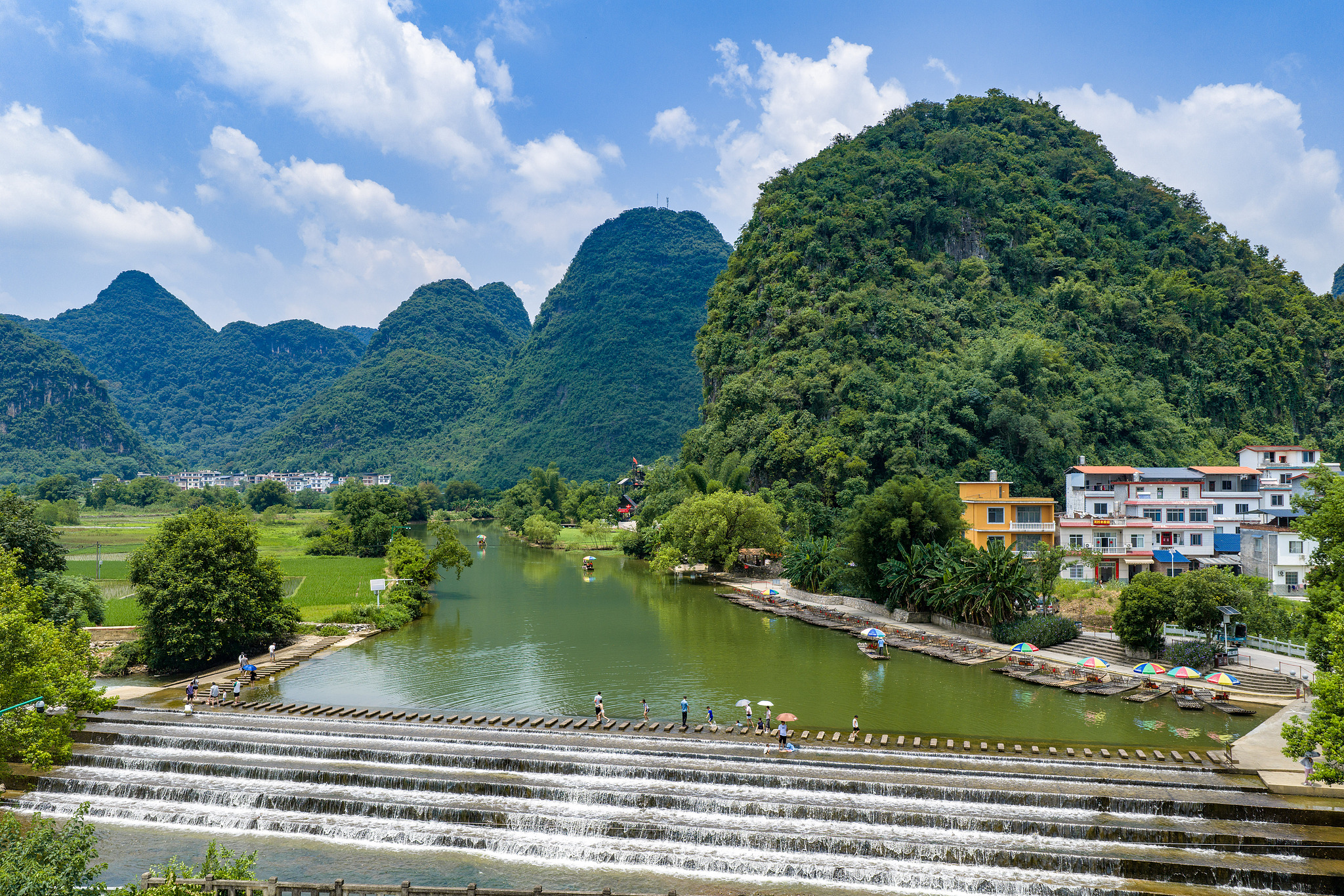 Tourists enjoy the picturesque landscape of Yangshuo, Guangxi Zhuang Autonomous Region, June 22, 2026. /VCG