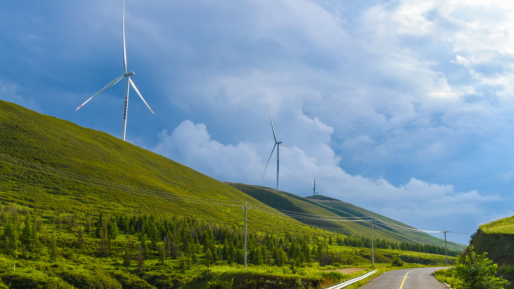 A view of wind and solar installations in the countryside of Xilingol League, Inner Mongolia Autonomous Region. /VCG