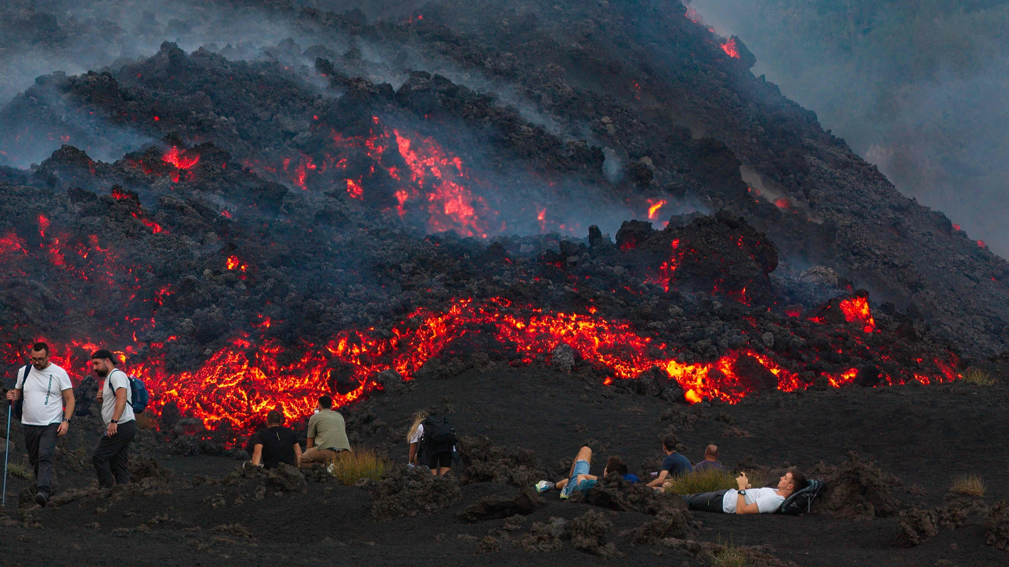 Etna eruption draws tourists, disrupts flights in Sicily