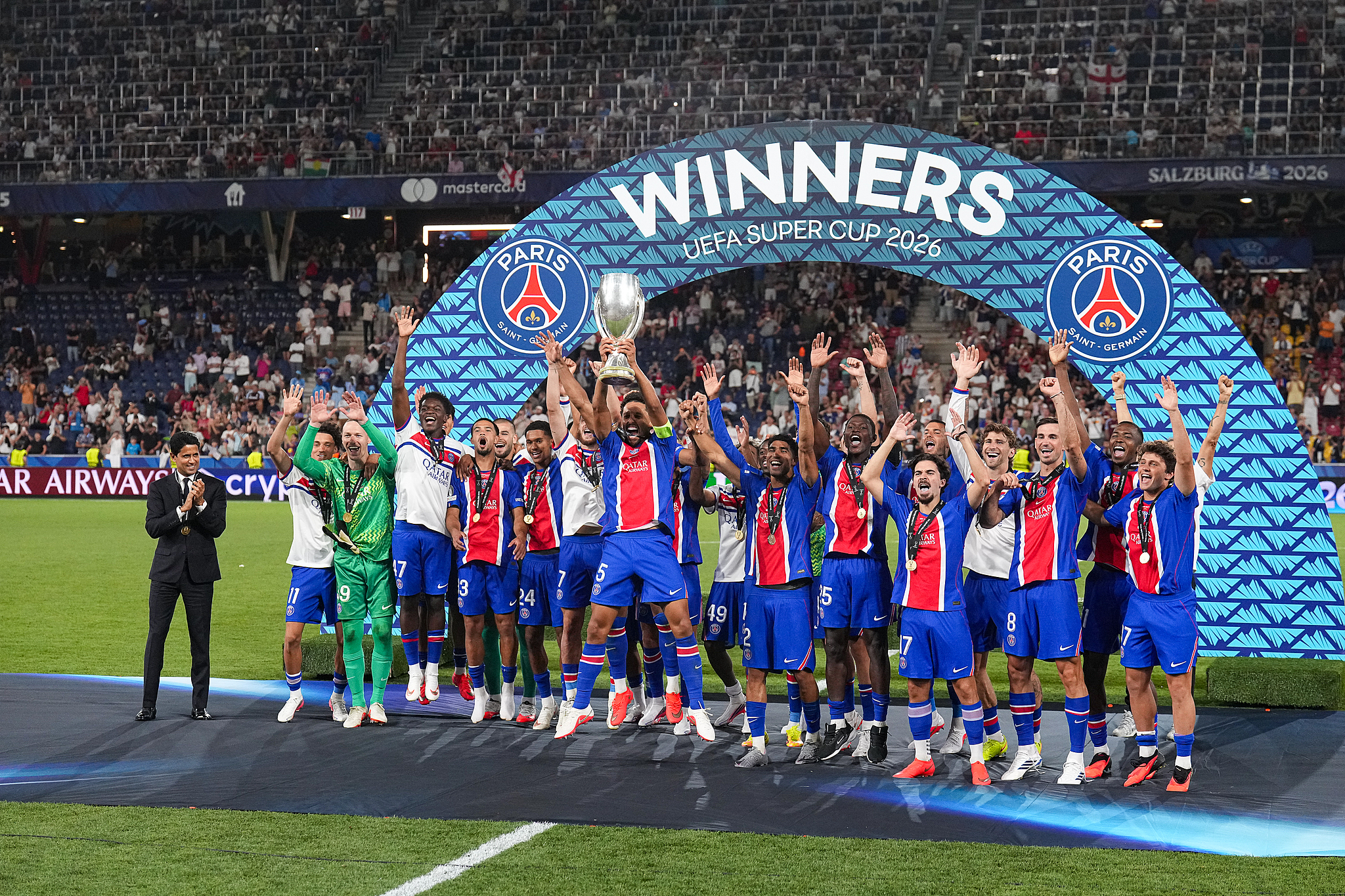 Marquinhos (C) lifts the trophy with his teammates after PSG defeated Aston Villa to win the UEFA Super Cup at Red Bull Arena in Salzburg, Austria, August 12, 2026. /VCG