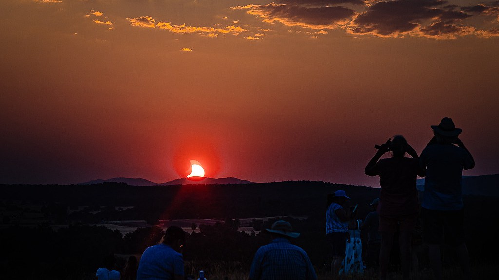 A group of people during the total solar eclipse in Soria, Castile and Leon, Spain, August 12, 2026. /VCG