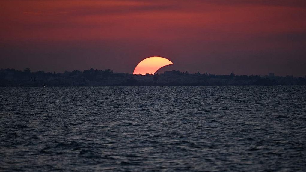 A partial solar eclipse at Soliman Beach in Tunisia's Nabeul province, August 12, 2026. /VCG