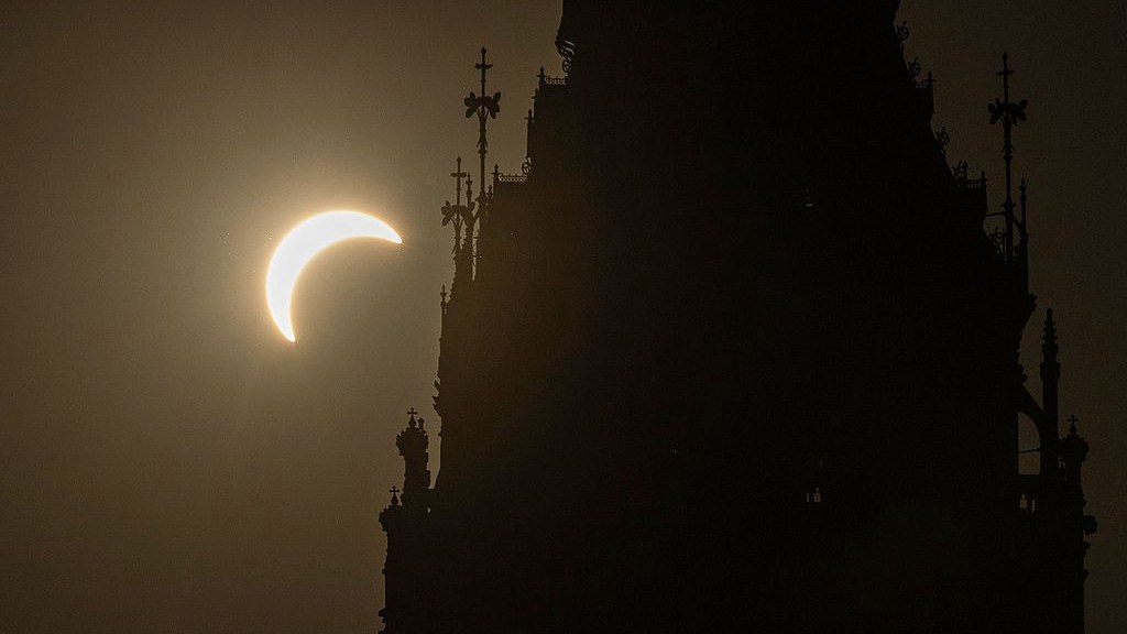 A near total solar eclipse seen behind Elizabeth Tower, more commonly known as Big Ben, in central London, the UK, August 12, 2026. /VCG 