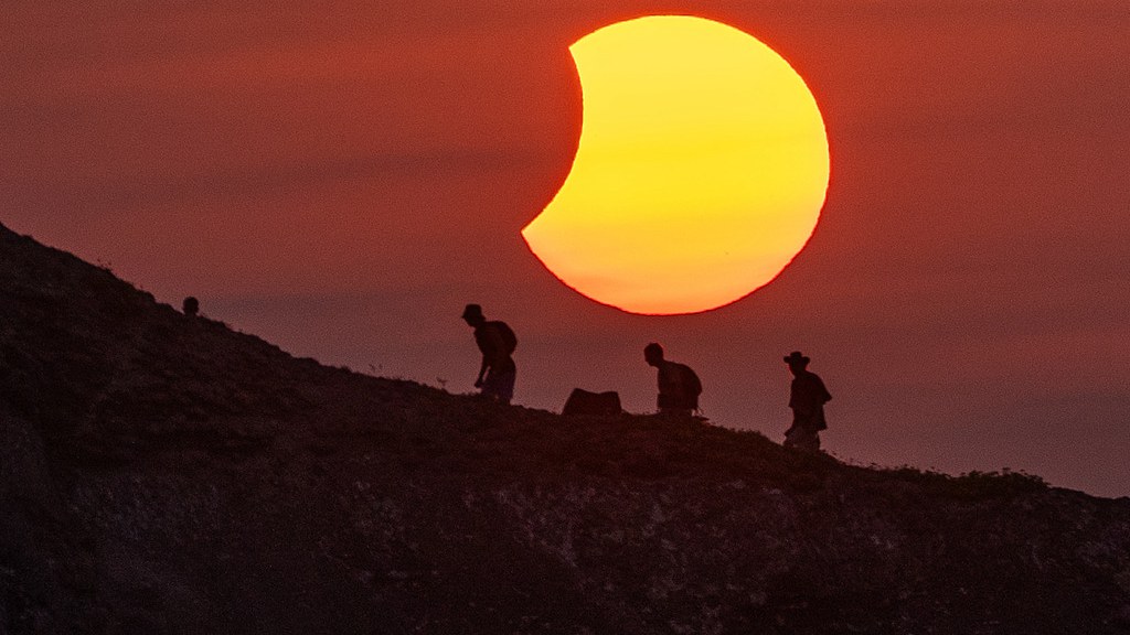 After the total solar eclipse, visitors walk along a cliff above Ajo Beach in Cantabria, Spain, as the moon's shadow moves away from the sun, August 12, 2026. /VCG