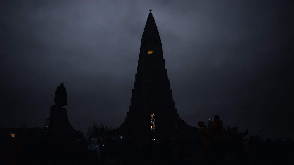 The Hallgrímskirkja church in the dark during a total solar eclipse on a cloudy day in Reykjavik, Iceland, August 12, 2026. /VCG