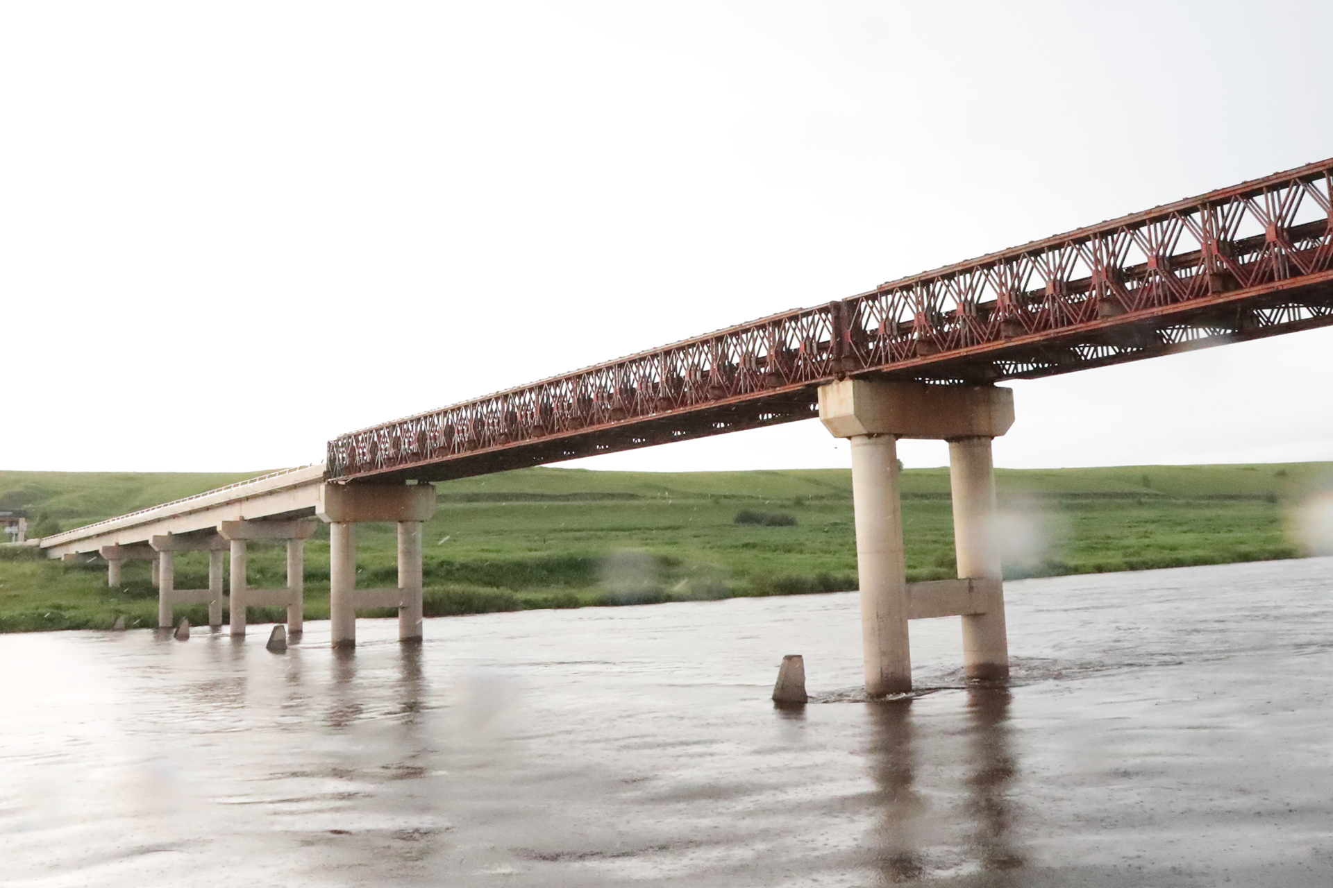 A view of the China-Russia Friendship Bridge from a border river cruise on the Ergun River. /CGTN
