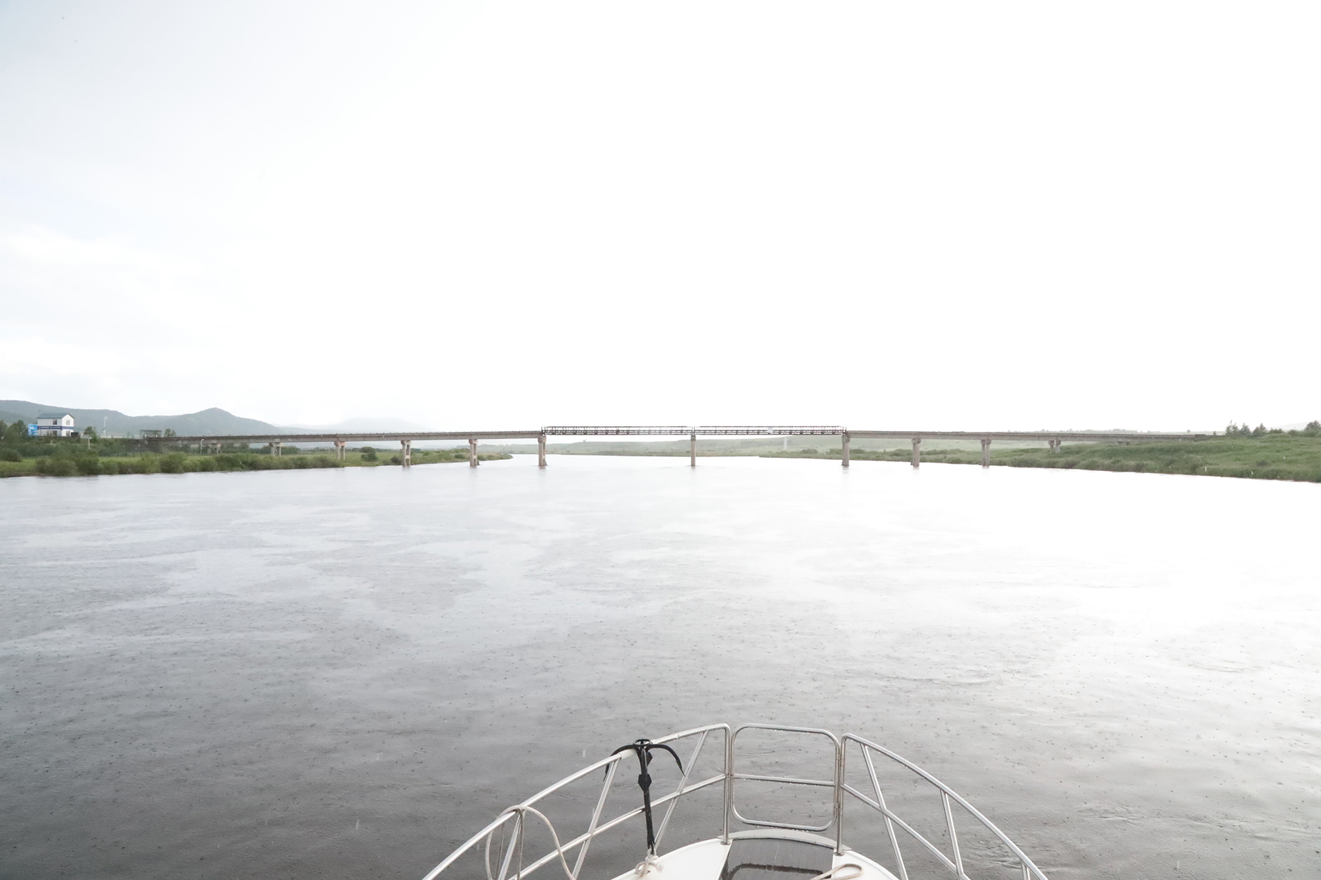 A view of the China-Russia Friendship Bridge from a border river cruise on the Ergun River. /CGTN