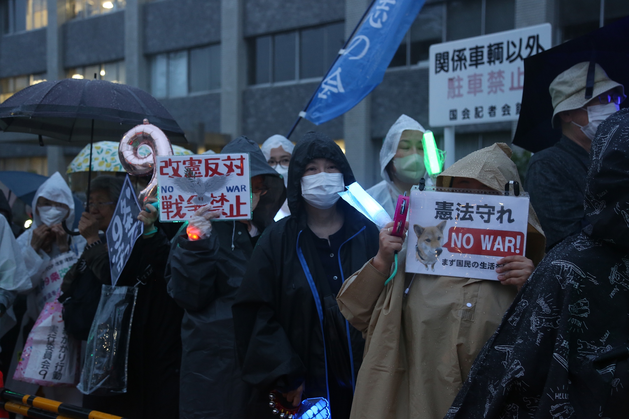 Japanese people gather in front of the Prime Minister's Official Residence to protest against a series of recent military expansion policies, Tokyo, Japan, June 25, 2026. /CFP