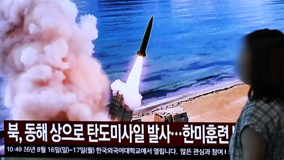 News coverage showing file footage of a DPRK missile launch is seen on a screen at Seoul Station in Seoul on August 12, 2026. /VCG
