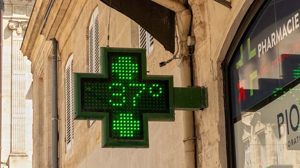A pharmacy sign displays a temperature of 37 degrees Celsius in Bordeaux, France, August 13, 2026. /VCG