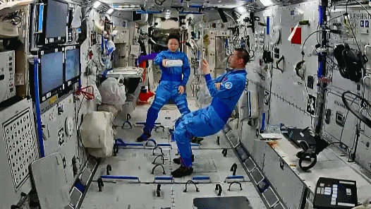 China's Shenzhou-23 crew members interacting with Xiaohang. /CMG