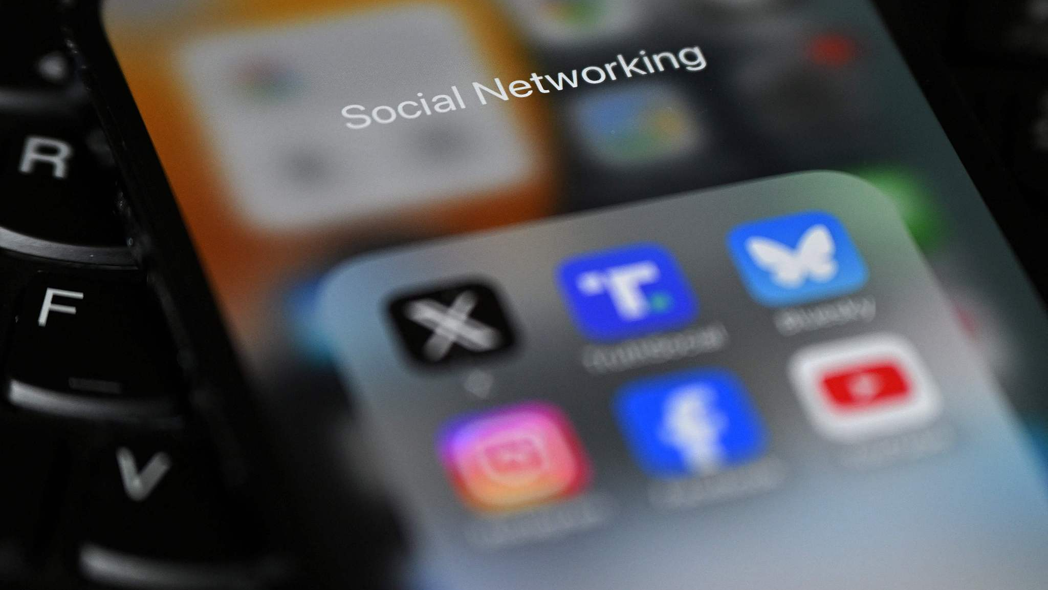 A photo shows social networking apps displayed on a phone screen. /VCG