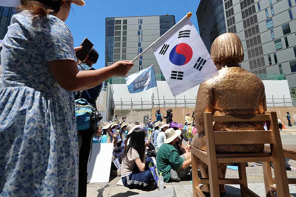 Demonstrators calls for a resolution to the 