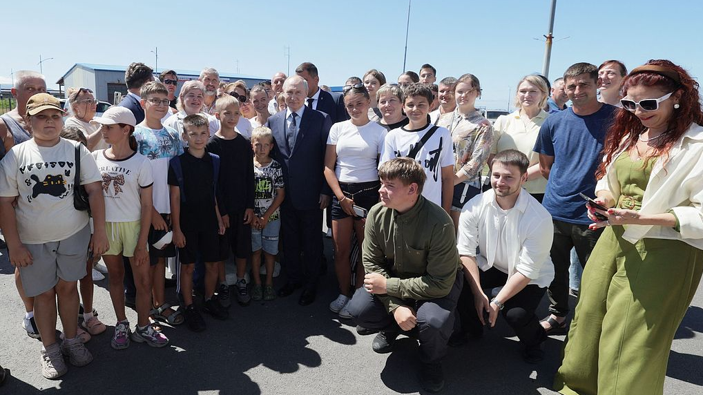 Russian President Vladimir Putin interacts with local residents on Iturup Island in the Southern Kuril Islands, August 13, 2026. /VCG