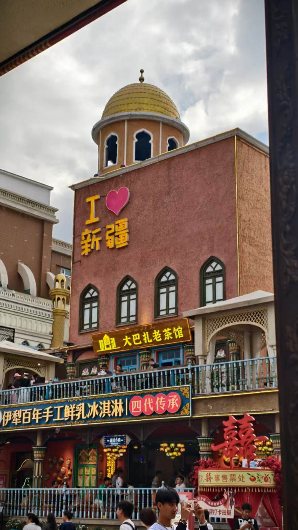 A bustling scene of crowds and colorful stalls and stores are seen at the Grand Bazaar in Urumqi, Xinjiang. /CGTN