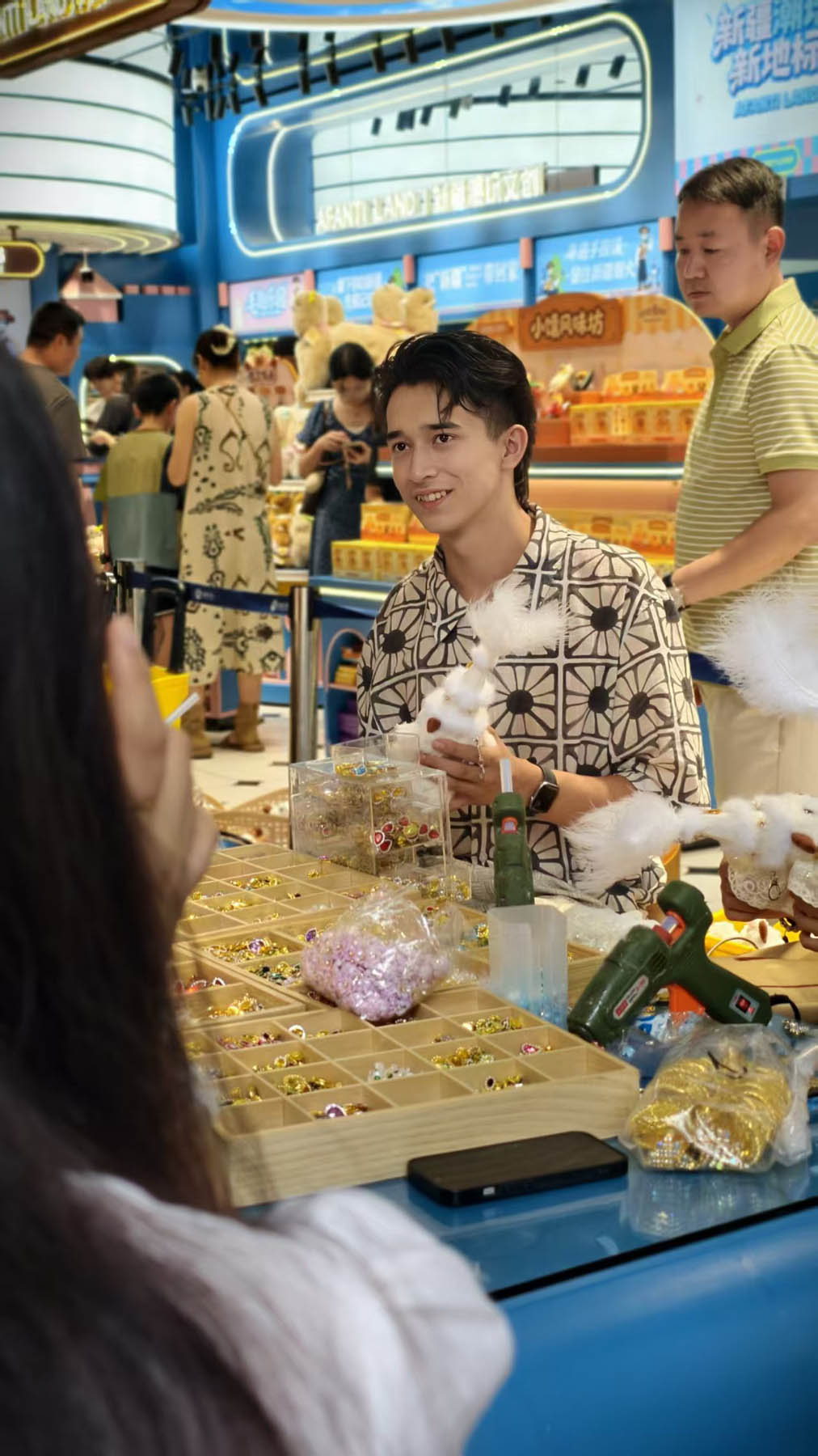 Meet one of the bazaar's most popular artisan, the DIY lamb doll maker! Pick out tiny hats, necklaces and outfits to dress your own fluffy friend. Each one is unique. /CGTN