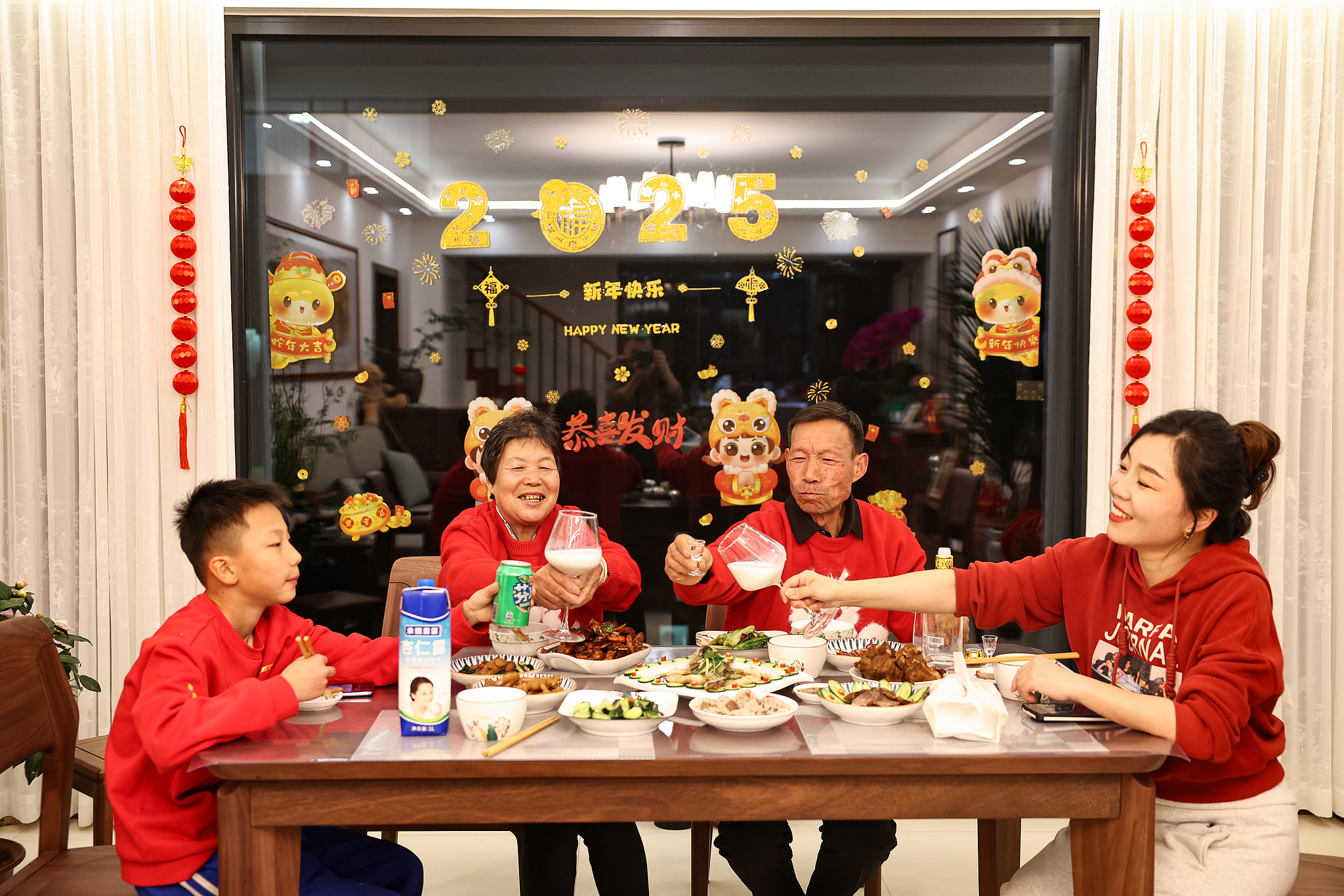 A family enjoys their Spring Festival reunion dinner at home in Lanzhou, Gansu Province on January 28, 2025. /VCG