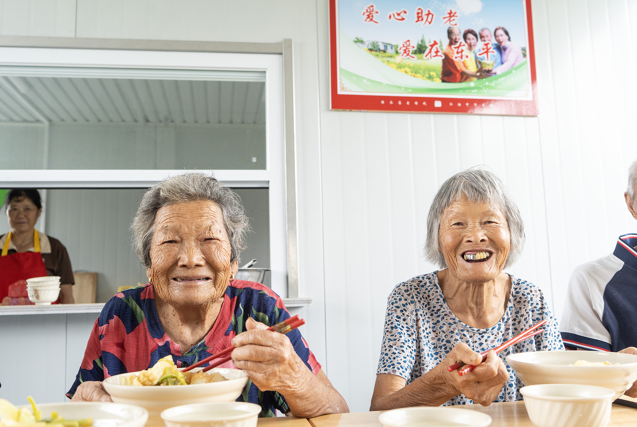 Elderly residents enjoy free lunch at an elder care service facility in Nantong, Jiangsu Province on August 13, 2026. /VCG