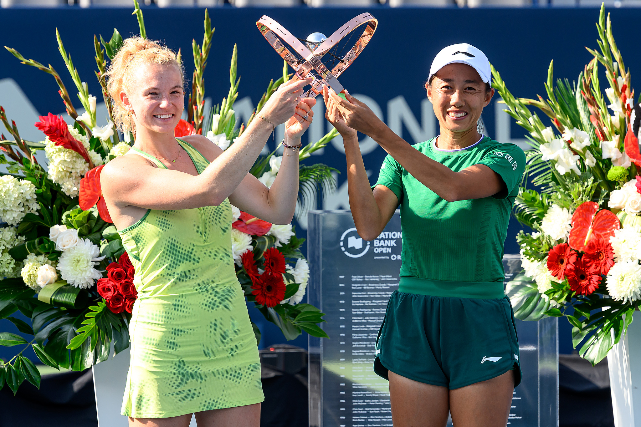 China's Zhang Shuai (R) and the Czech Republic's Katerina Siniakova display their trophy after winning the women's doubles title at the National Bank Open in Toronto, Canada, August 13, 2026. /VCG