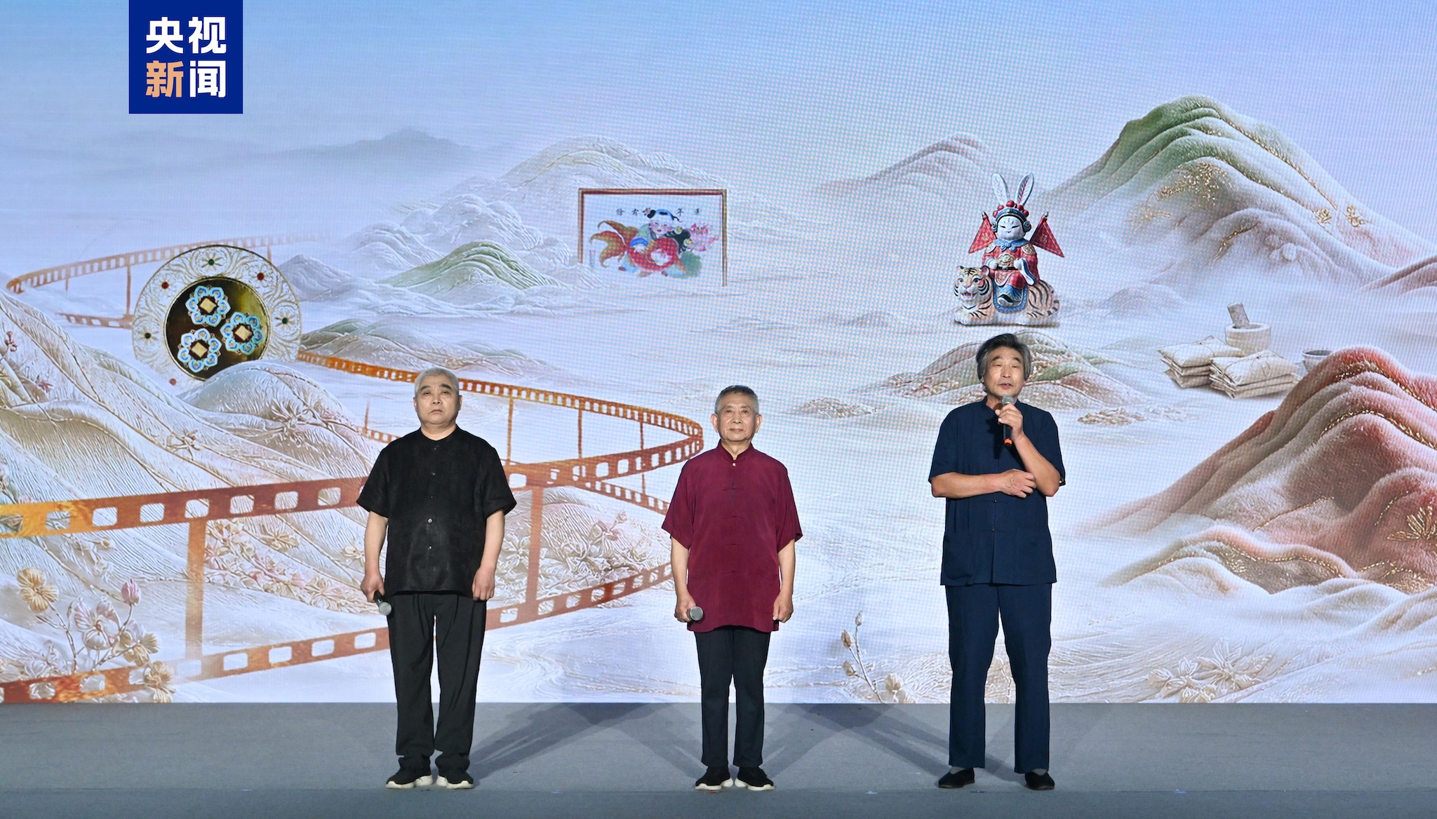 Shuang Yan, Huo Qingshun and Ma Fuliang, three national-level inheritors of intangible cultural heritage, promote the initiative at the event. /CMG