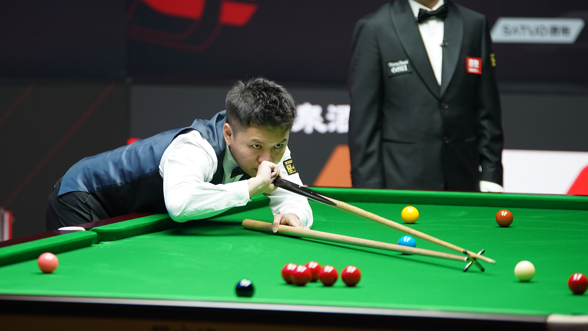 China's Zhou Yuelong takes a shot against England's David Gilbert during a quarterfinal match at the WST China Open in Taiyuan, Shanxi Province, China, August 14, 2026. /VCG