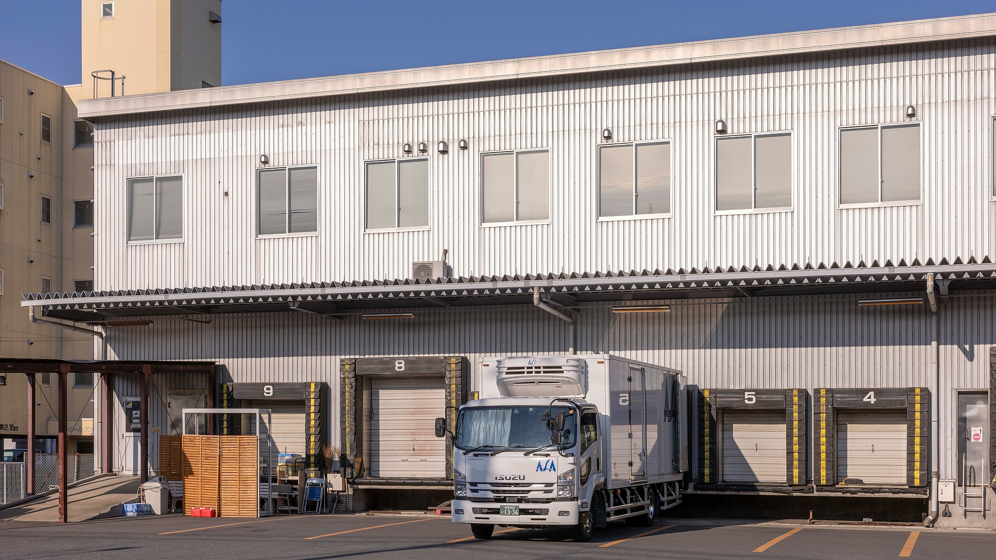 An empty loading area of a warehouse inside an industrial zone in Yokohama, Japan, January 16, 2026. /VCG