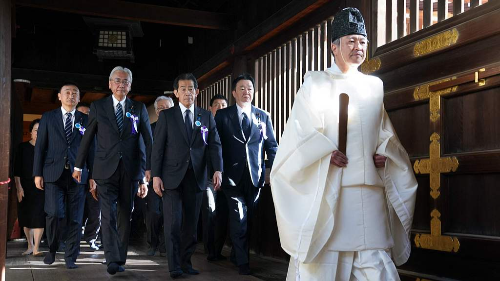 A Shinto priest leads parliament members to pray for the war dead at Yasukuni Shrine in Tokyo, Japan, April 22, 2026. /VCG