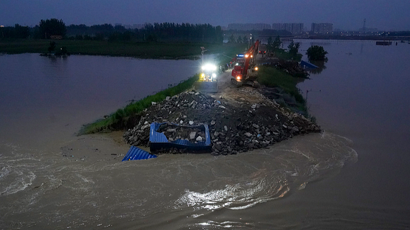 Live: Emergency crews work to seal Jialu River levee breach in Henan