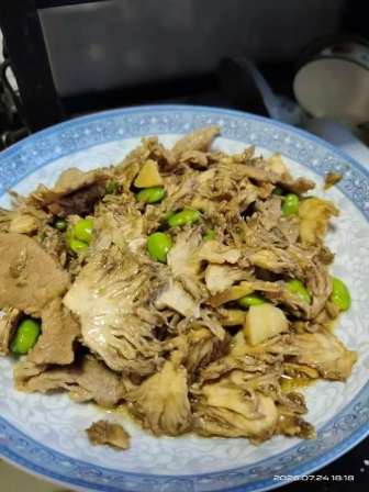 Stir-fried green edamame with the eighth-generation king fruit mushroom, Deqing, Zhejiang Province, east China, July 2026. /Deng Lixing