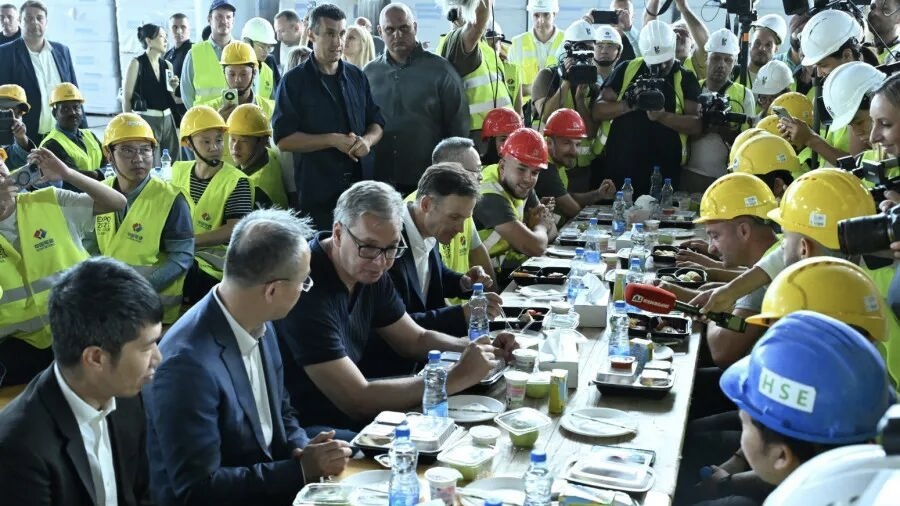 Serbian President Aleksandar Vucic visits the construction site of the Expo Center for EXPO 2027 Belgrade and shares breakfast with Chinese and Serbian workers in Belgrade, August 14, 2026. /CMG