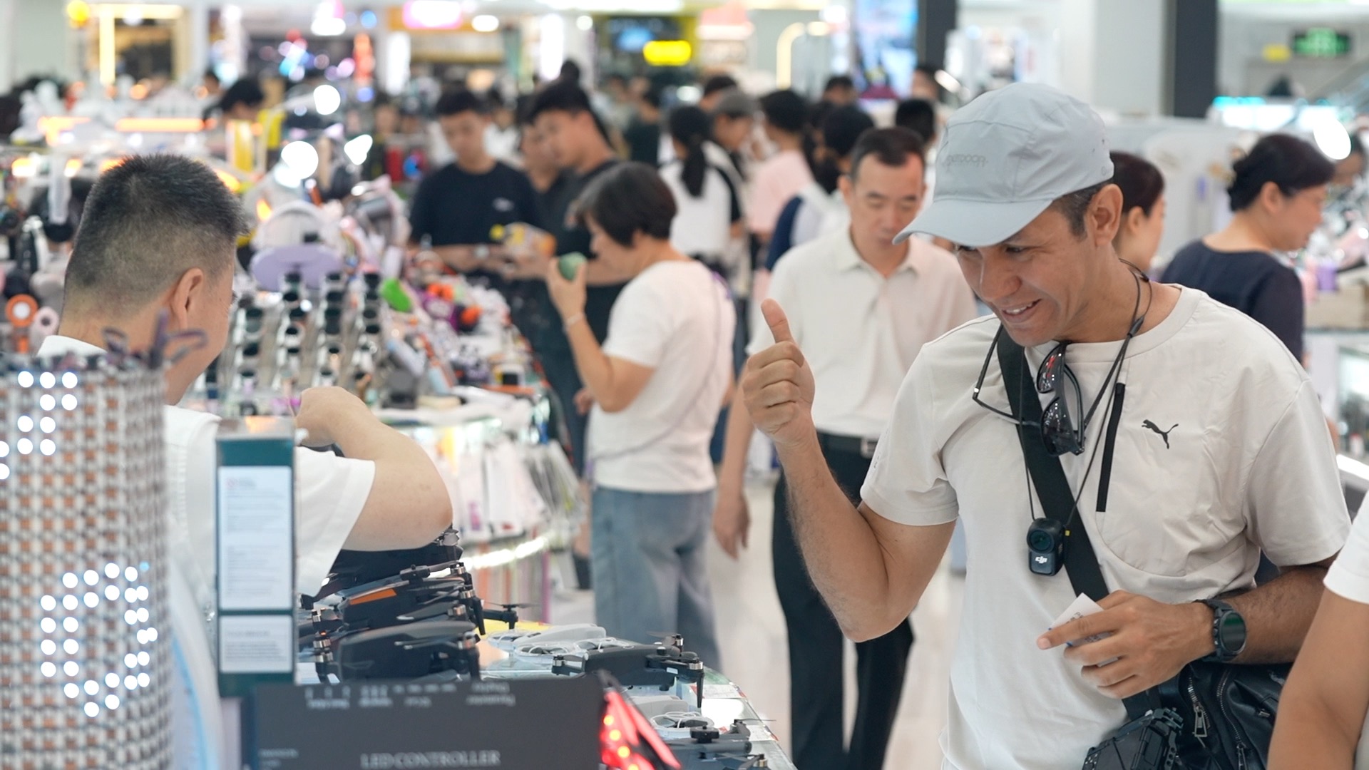 People are shopping at the Huaqiang Electronic World, Shenzhen, south China's Guangdong Province, August 12, 2026. /CGTN
