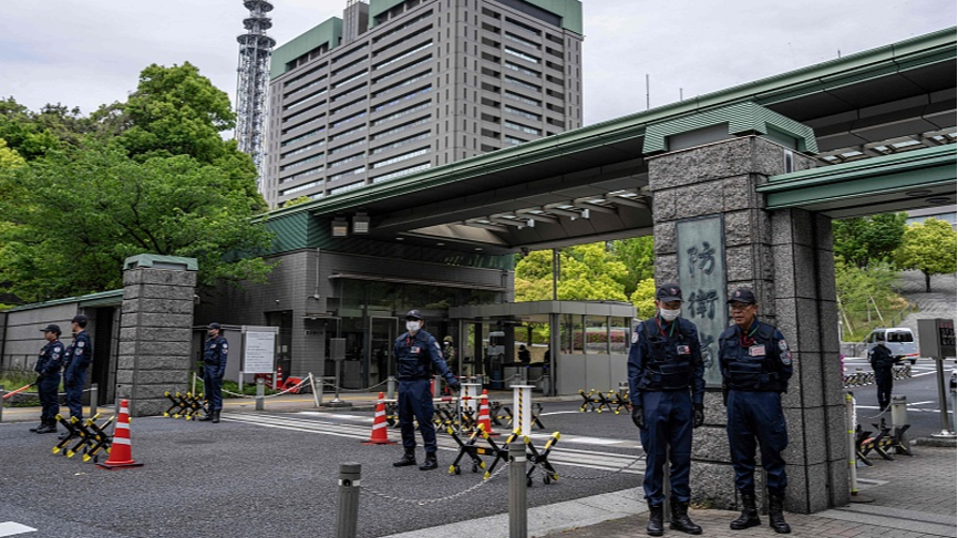 Security workers stand guard at the Ministry of Defense in Tokyo, Japan, April 21, 2026. /CFP