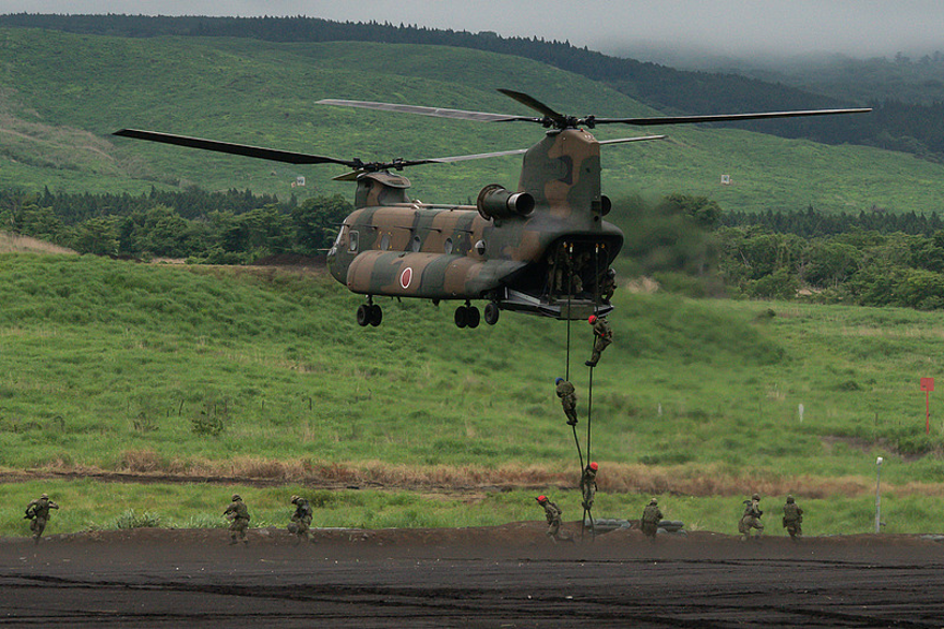 The Japan Ground Self-Defense Forces soldiers rappel down from a helicopter during a live-fire exercise at the East Fuji Maneuver Area in Gotemba, Shizuoka Prefecture, Japan, June 7, 2026. /CFP