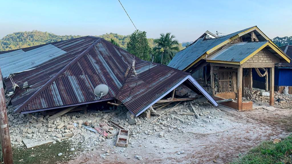 Damaged houses are seen after a magnitude-7.7 earthquake struck off Flores island in eastern Indonesia, August 15, 2026. /VCG
