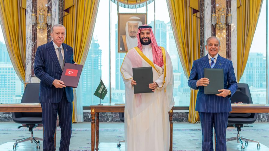 Saudi Crown Prince and Prime Minister Mohammed bin Salman bin Abdulaziz Al Saud (C), Turkish President Recep Tayyip Erdogan (L) and Pakistani Prime Minister Muhammad Shehbaz Sharif pose for a photo together after signing the Makkah Joint Defense Agreement in Makkah, Saudi Arabia, August 7, 2026. /Xinhua
