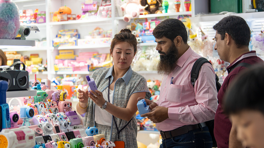 Foreign visitors shop for goods at Yiwu International Trade Market, Jinhua City, east China's Zhejiang Province, August 4, 2026. /VCG