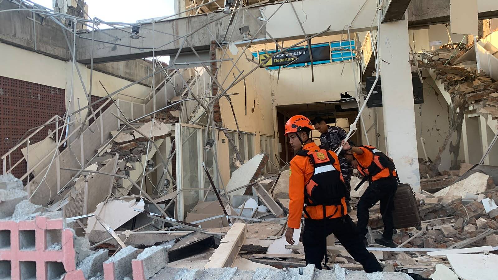 Indonesian military and rescue personnel search through debris at a damaged building following a magnitude-7.7 earthquake that struck offshore near Nagekeo Regency in East Nusa Tenggara, in Sikka, Indonesia, August 15, 2026. /VCG