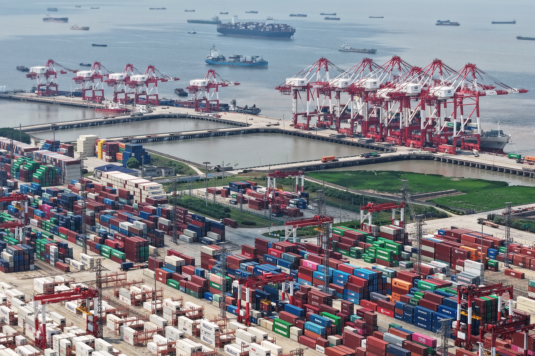 Busy operations at a foreign trade container terminal in Shanghai, China, July 24, 2026. /VCG