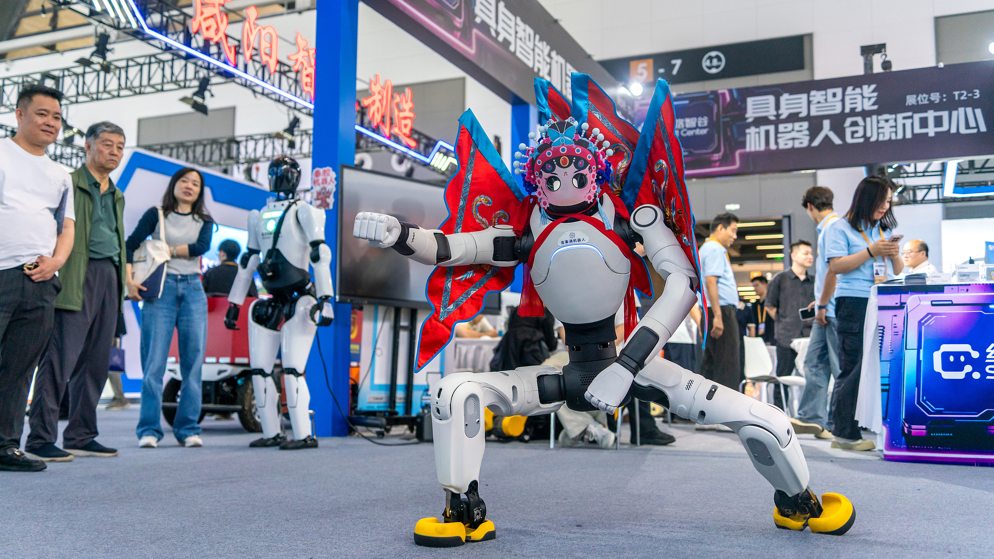 A robot performs traditional Chinese opera during the 10th Silk Road International Exposition in Xi'an, Shaanxi Province, northwest China, May 22, 2026. /CFP