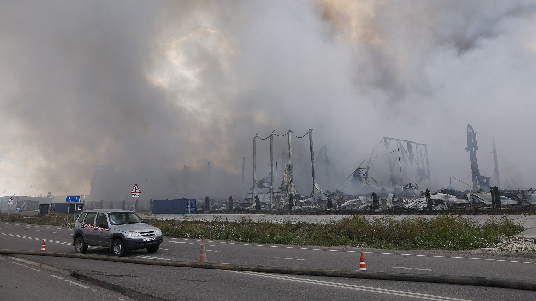 Black smoke rises from a distribution warehouse near Moscow, Russia after a Ukrainian drone attack on August 16, 2026. /VCG