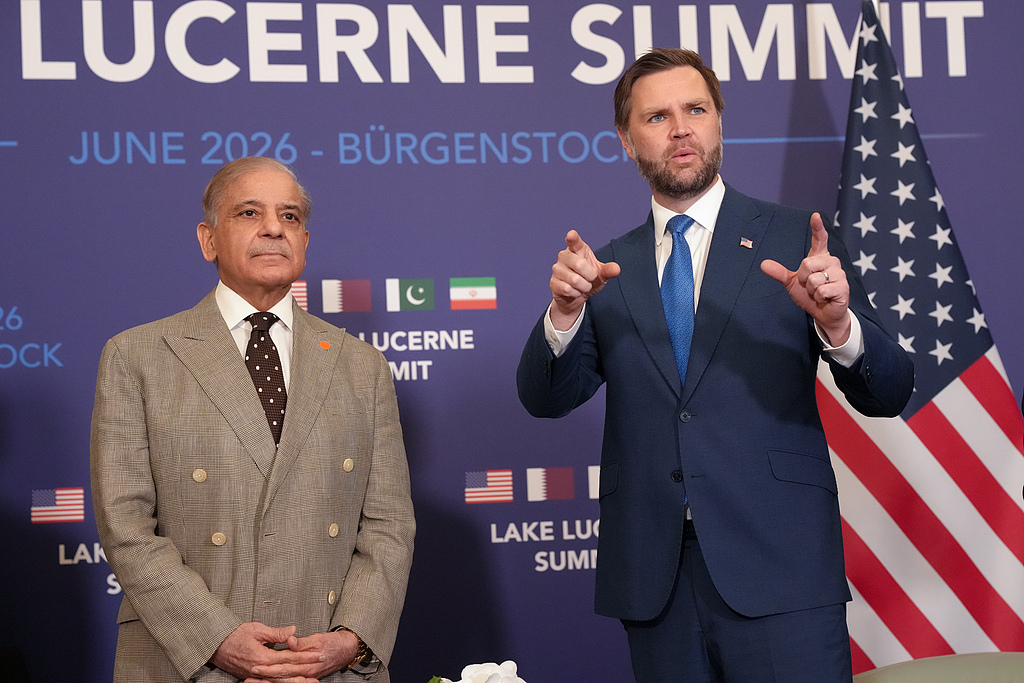 US Vice President JD Vance (R), meets with Pakistan's Prime Minister Shehbaz Sharif, during high-level talks aimed at advancing a deal to end the Middle East conflict, at the Bürgenstock Resort in Obbuergen, near Lucerne, Switzerland, June 21, 2026. /VCG